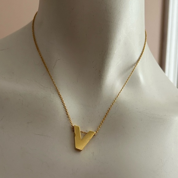 5/$25 Gold Initial V monogram Necklace 16 inch 🥰 - Picture 6 of 8